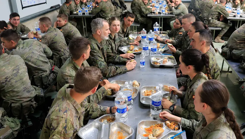 El rey Felipe VI visita a los alumnos de la Academia General Militar durante las maniobras en el Centro Nacional de Adiestramiento de San Gregorio