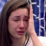 Adara Molinero llorando
