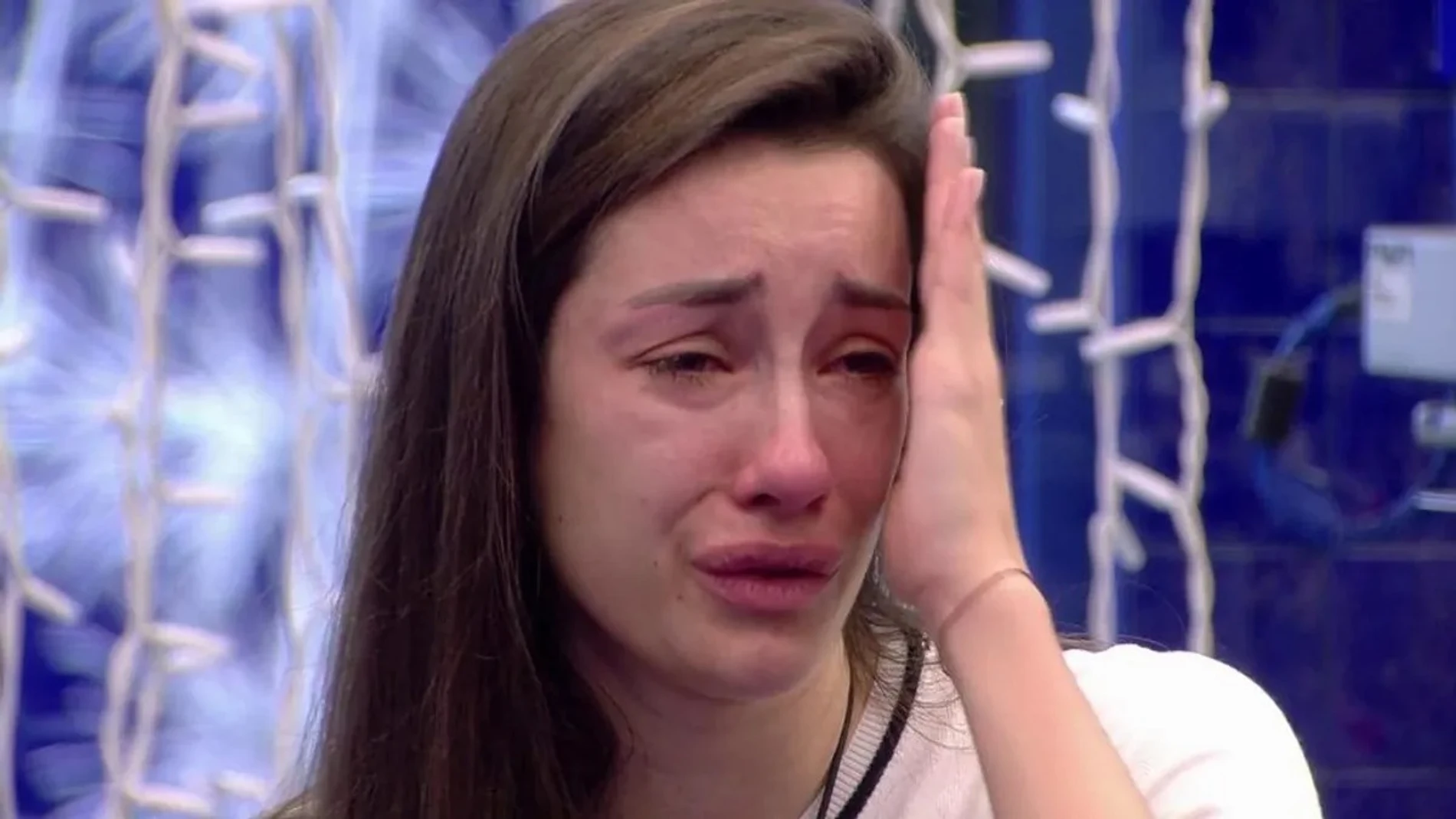 Adara Molinero llorando
