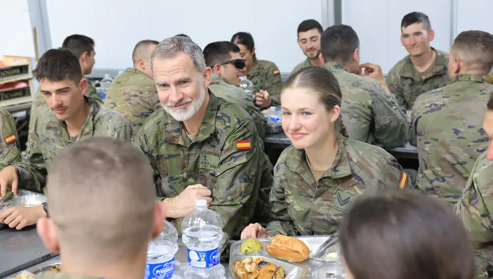 La Princesa Leonor y Don Felipe VI durante el almuerzo en el campo de San Gregorio