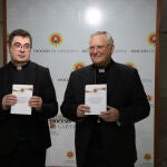 El obispo de Cartagena, Mons. José Manuel Lorca Planes, acompañado por el delegado para la Protección del menor y de los adultos vulnerables y vicario Judicial, Gil José Sáez Martínez, presentan el protocolo