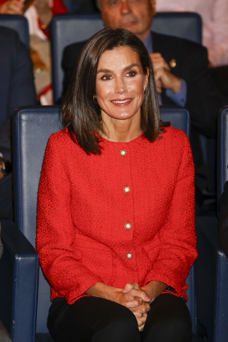 La Reina Letizia con un look muy elegante.