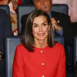 La Reina Letizia con un look muy elegante.