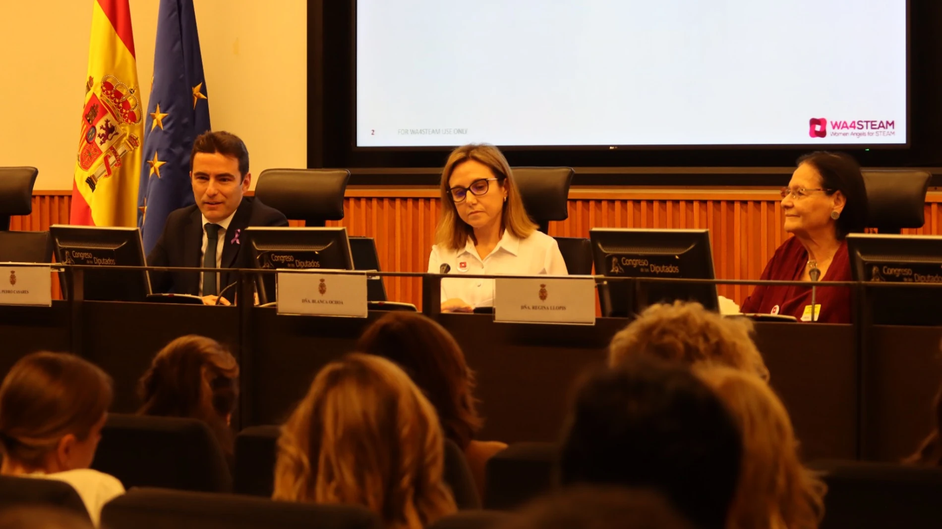 Pedro Casares, secretario de Economía y Transformación Digital del PSOE, junto a Blanca Ochoa y Regina Llopis, de WA4STEAM