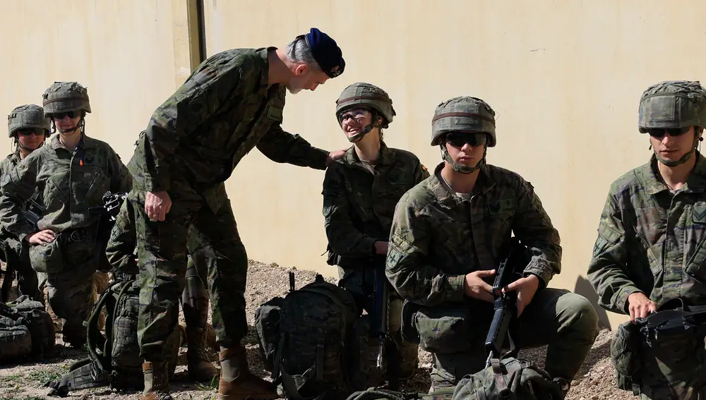 El rey Felipe VI visita a los alumnos de la Academia General Militar durante las maniobras en el Centro Nacional de Adiestramiento de San Gregorio