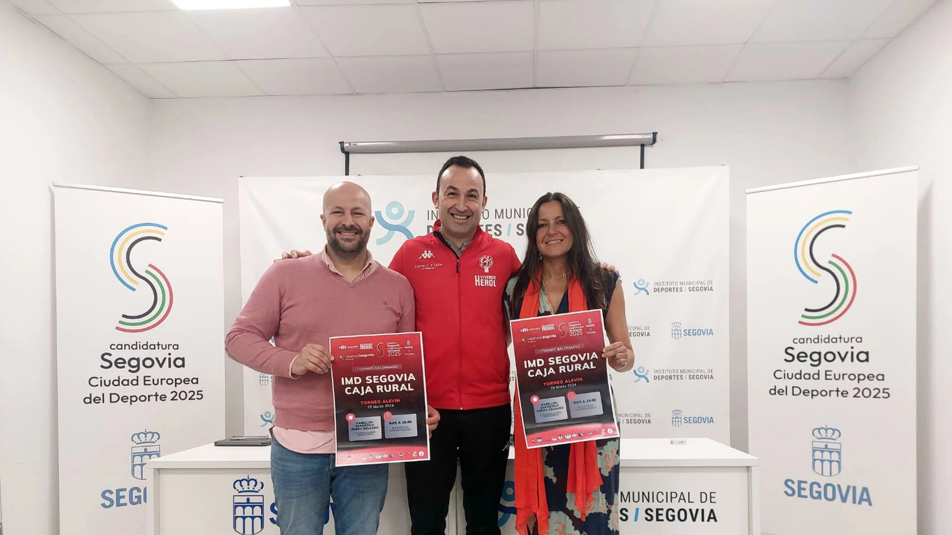 El organizador y coordinador de las bases del Balonmano Nava, Carlos Villagrán, durante la presentación del primer Torneo de Balonmano IMD Segovia-Caja Rural