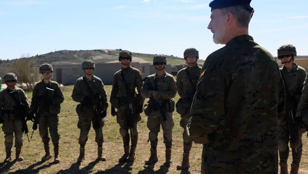 El rey Felipe VI visita a los alumnos de la Academia General Militar durante las maniobras en el Centro Nacional de Adiestramiento de San Gregorio