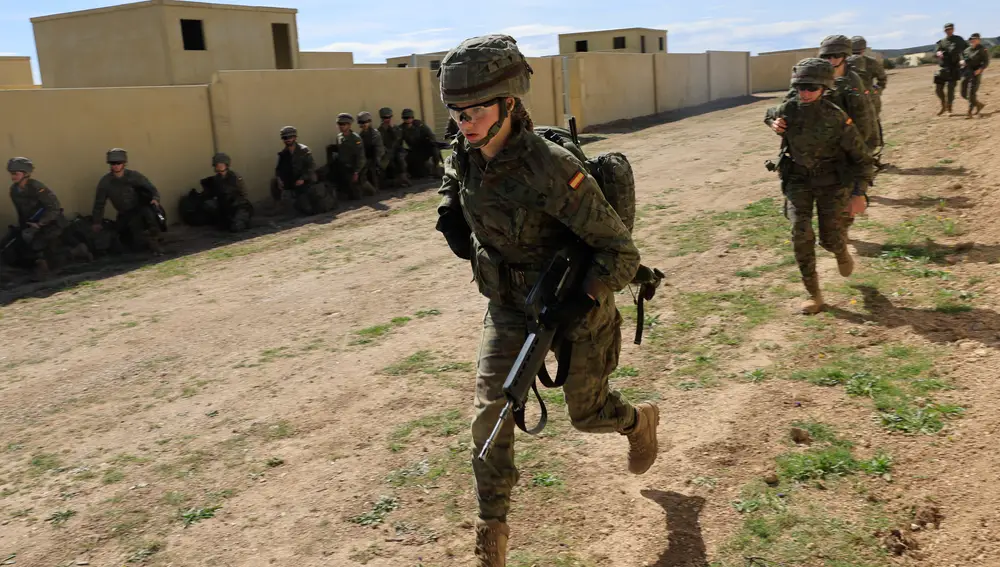 El rey Felipe VI visita a los alumnos de la Academia General Militar durante las maniobras en el Centro Nacional de Adiestramiento de San Gregorio