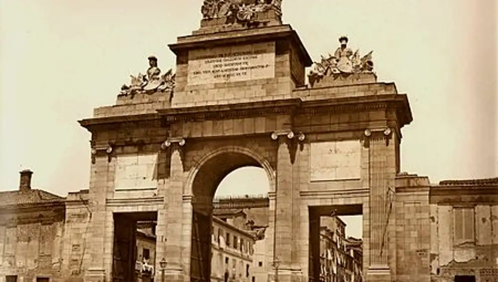 La Puerta de Toledo con restos de la cerca de Madrid