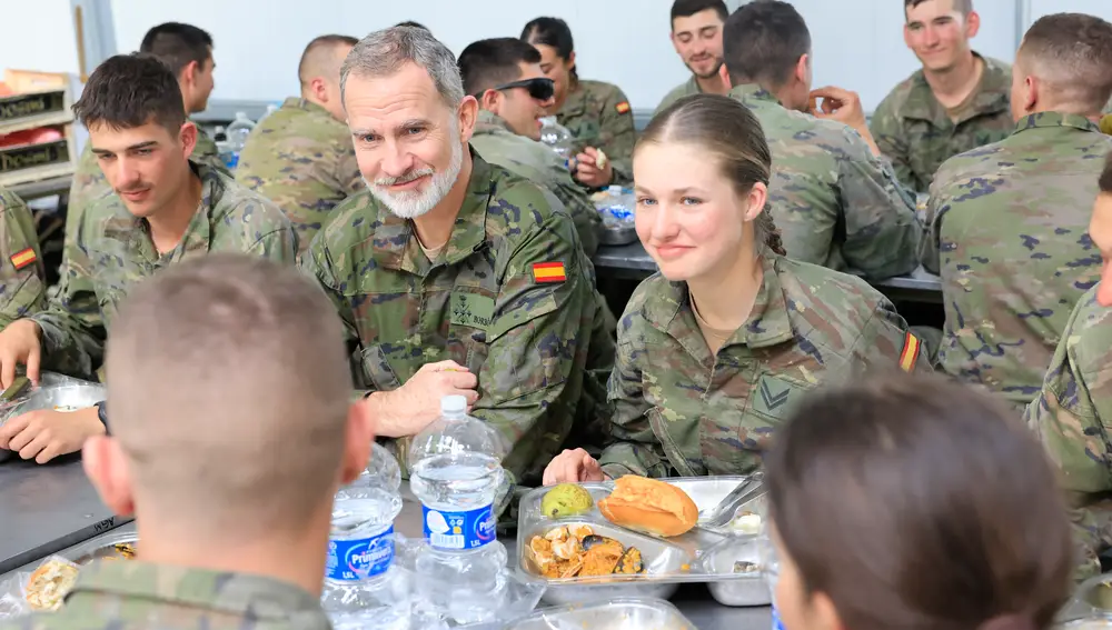 El rey Felipe VI visita a los alumnos de la Academia General Militar durante las maniobras en el Centro Nacional de Adiestramiento de San Gregorio