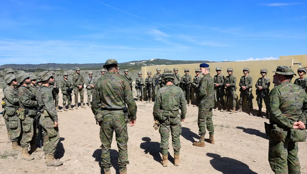 El rey Felipe VI visita a los alumnos de la Academia General Militar durante las maniobras en el Centro Nacional de Adiestramiento de San Gregorio