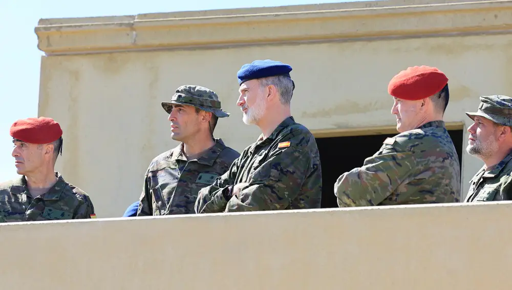El rey Felipe VI visita a los alumnos de la Academia General Militar durante las maniobras en el Centro Nacional de Adiestramiento de San Gregorio