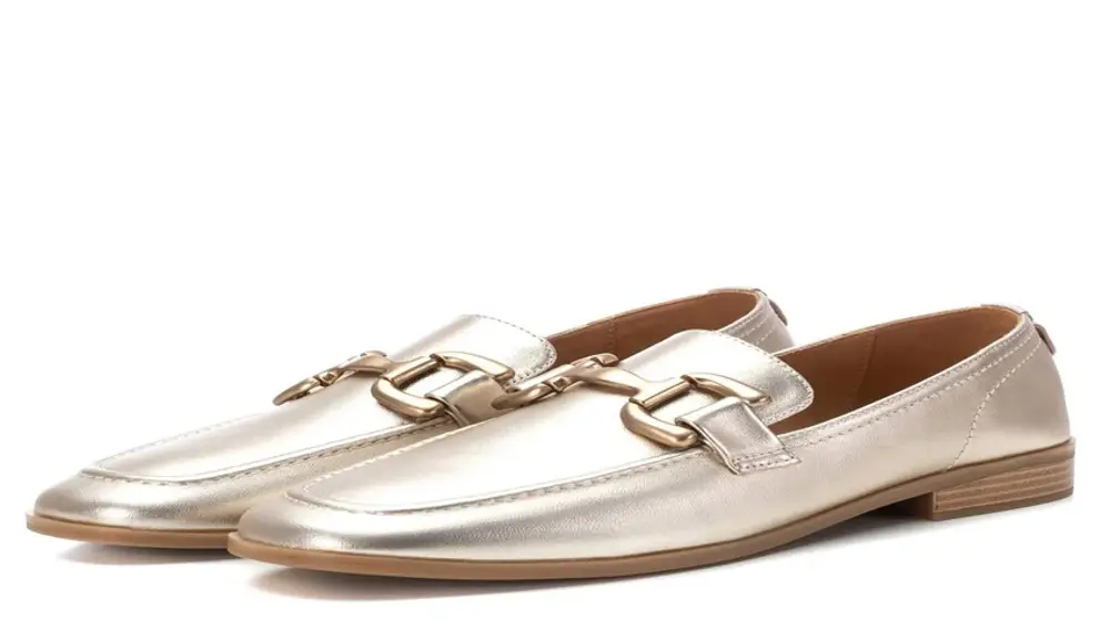 Mocasines plateados.