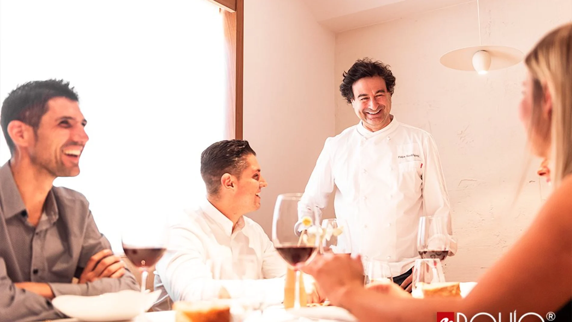 Pepe Rodríguez junto a varios comensales en el salón de su restaurante El Bohío