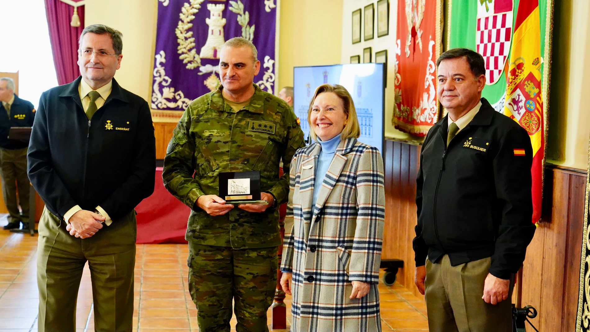 La secretaria de Estado de Defensa, Amparto Valcarce, el General de Ejército, Jefe del Estado Mayor del Ejército de Tierra, Amador Enseñat y Berea, y el inspector general del Ejército, teniente general Manuel Busquier Sáez, asisten a la entrega del premio Sistema de Acuartelamiento al Acuartelamiento Santocildes de Astorga