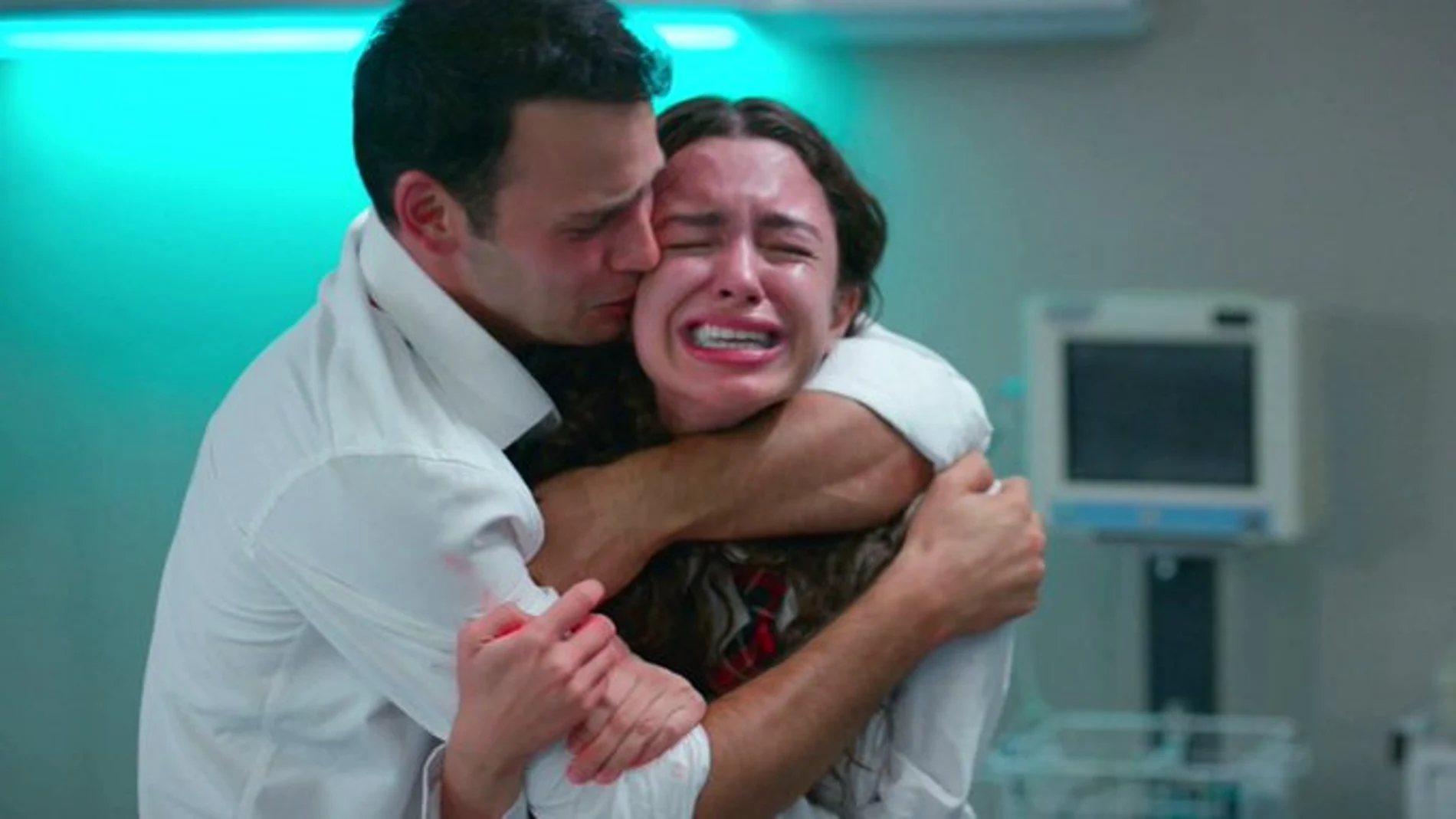 Adelanto: Esta noche en 'Hermanos' Orhan recibe una cuchillada por defender a Ömer