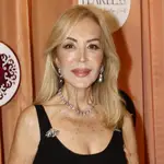 Carmen Lomana en una noche de premios en Madrid.