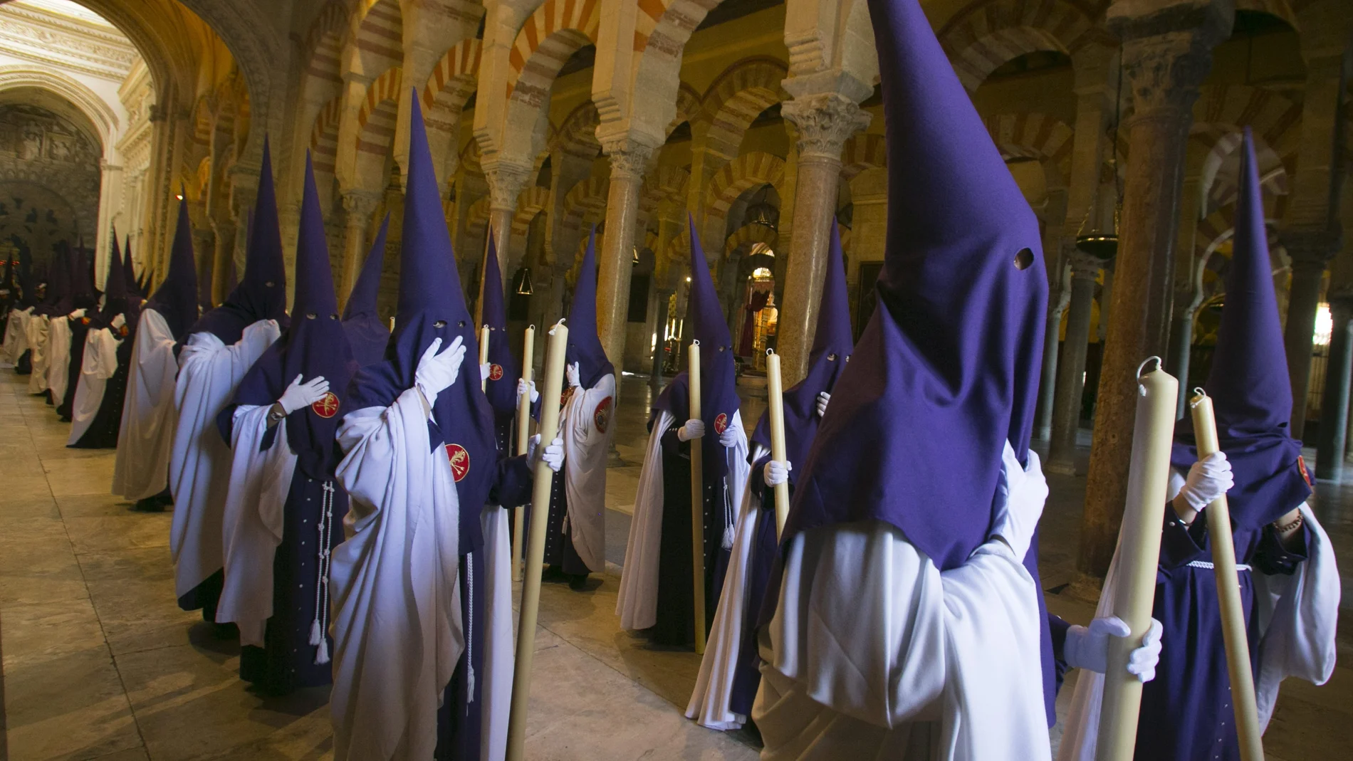 Nazarenos a su paso por la Mezquita-Catedral de Córdoba