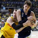 Vesely intenta arrebatar el balón a Biberovic
