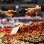 Una persona realiza una compra en el mercado.