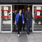 La ministra de Sanidad, Mónica García (c), ha recibido 91.000 firmas recogidas contra las guardias de 24 horas, y el peligro que suponen para los pacientes, y entregadas por parte de la médica Tamara Contreras, este miércoles en el Ministerio de Sanidad. 