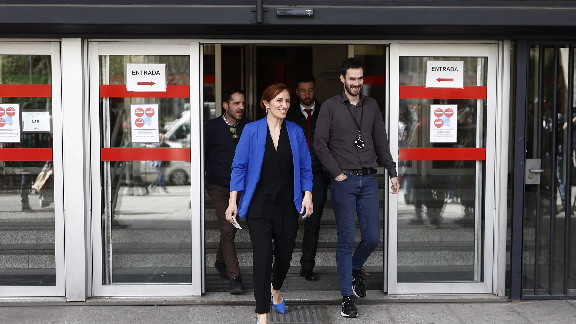 La ministra de Sanidad, Mónica García (c), ha recibido 91.000 firmas recogidas contra las guardias de 24 horas, y el peligro que suponen para los pacientes, y entregadas por parte de la médica Tamara Contreras, este miércoles en el Ministerio de Sanidad.