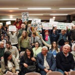 Los vecinos, protestando, en la primera sesión informativa para explicar el proyecto. 