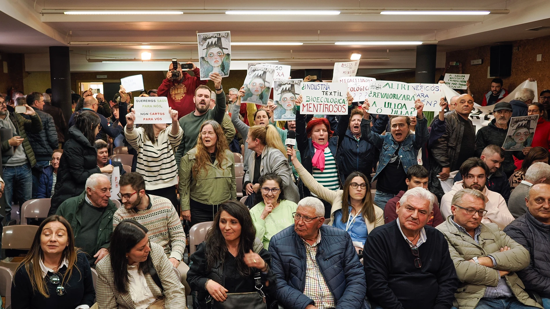 PALAS DE REI (LUGO), 20/03/2024.- Vecinos de la comarca de A Ulloa muestran su oposición a la construcción de la fábrica de fibras textiles durante una reunión informativa con directivos de la multinacional portuguesa Altri este miércoles, en Palas de Rei (Lugo). Las charlas informativas planteadas por la multinacional portuguesa Altri, a través de Greenfiber, para explicar a los vecinos de diferentes municipios de la comarca de A Ulloa cómo les afectará el desarrollo de la fábrica de fibras ...
