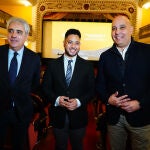 El alcalde de Villafranca del Bierzo (León), Anderson Batista (C), junto al director general de Patrimonio de la Junta, Juan Carlos Prieto (I), y el gerente de la Fundación Edades del Hombre, Julio César García (D), durante la jornada de sensibilización sobre la próxima edición de la muestra en la localidad berciana