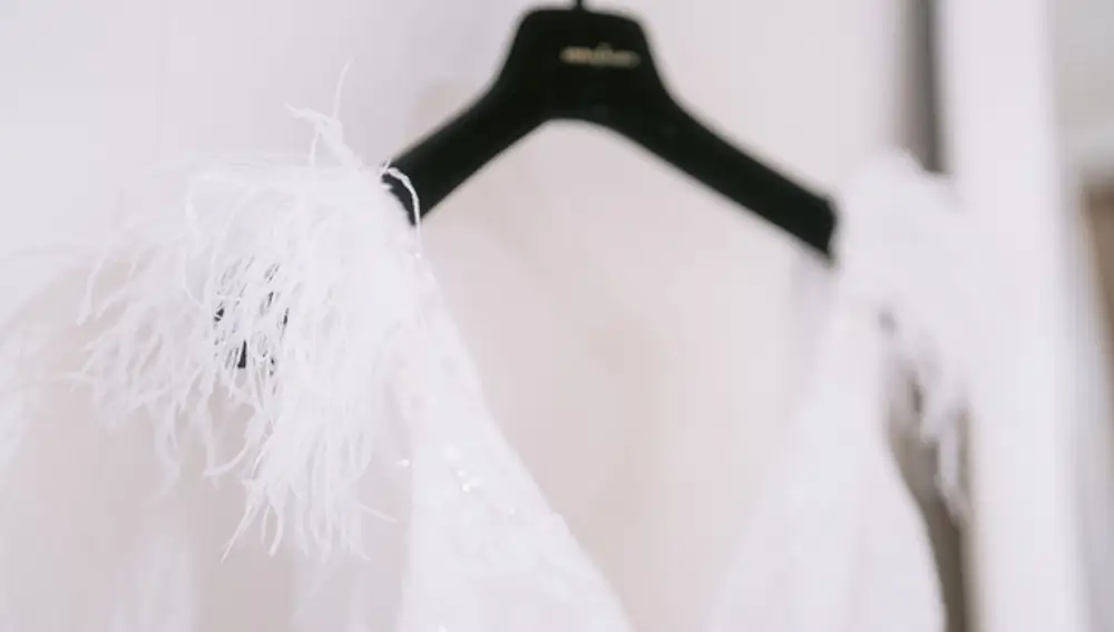 Vestido de novia con flecos.