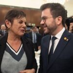 La portavoz de EH Bildu en el Congreso, Mertxe Aizpurua y el presidente de la Generalitat de Catalunya, Pere Aragonès, llegan a un desayuno informativo de Europa Press.