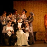 Los diez actores que aparecen en la escena de "La lucha por la vida" se desdoblan hasta interpretar a un centenar de personajes