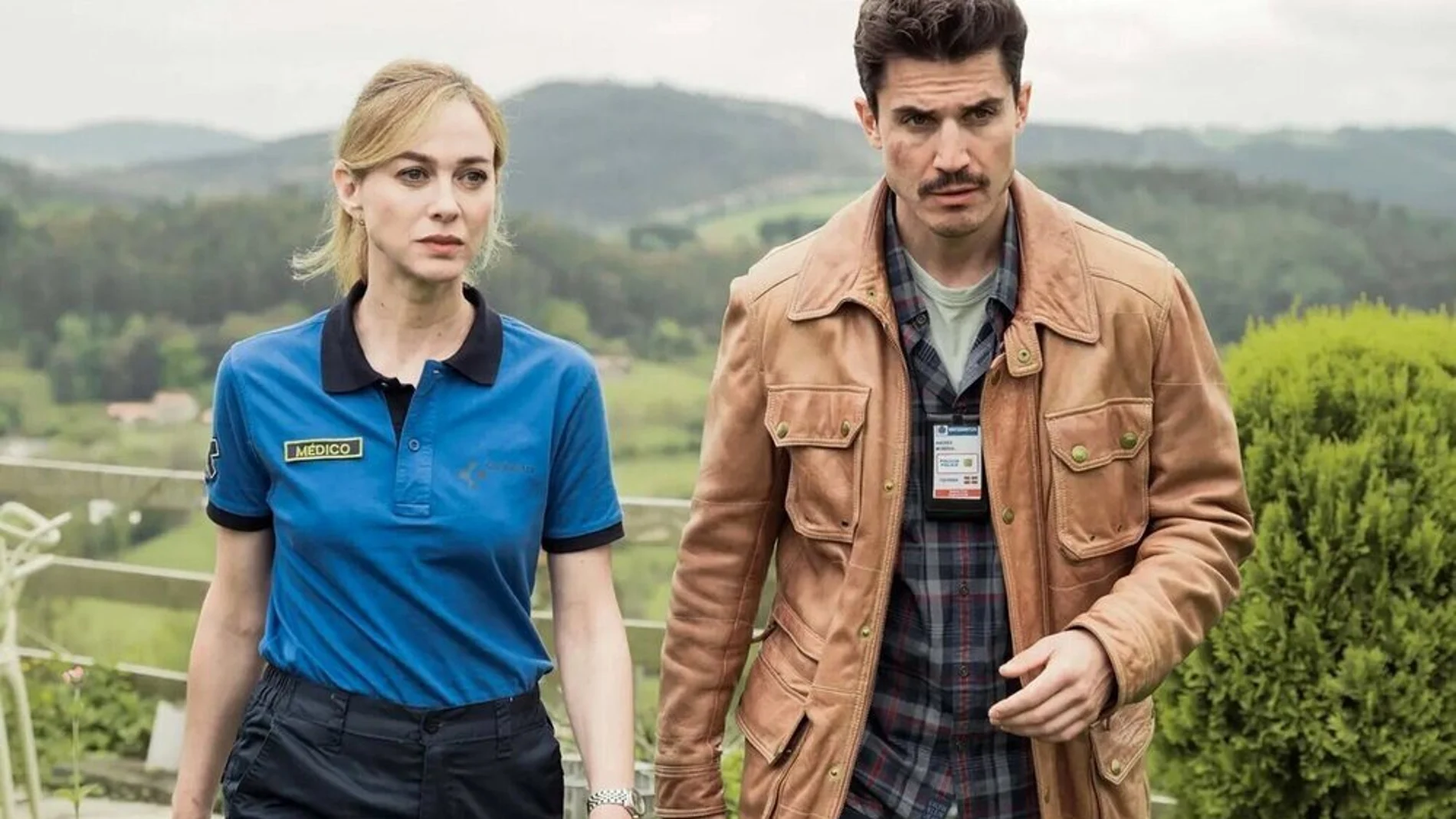 Marta Hazas y Álex González en una escena de la serie 'The Other Life'
