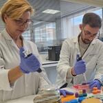 Los investigadores Marta Dueñas y Cristian Suárez Cabrera