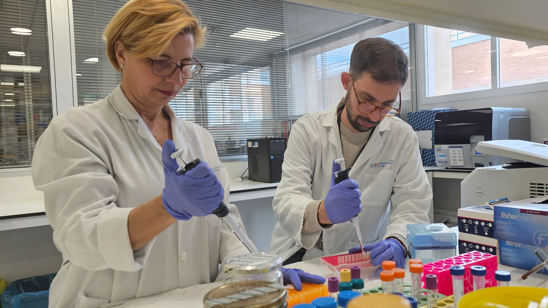 Los investigadores Marta Dueñas y Cristian Suárez Cabrera