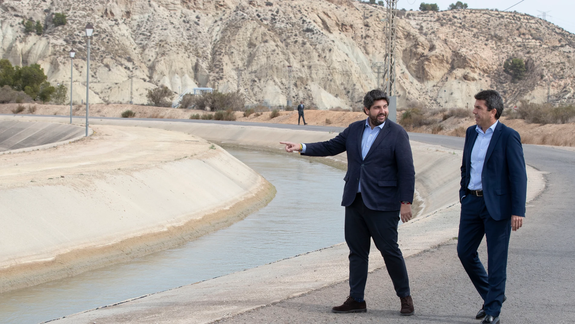 ALHAMA DE MURCIA, 21/03/2024.- El presidente de la Región de Murcia, Fernando López Miras (i), y el presidente de la Comunidad Valenciana, Carlos Mazón, visitan el canal del trasvase Tajo-Segura, a su paso por Alhama de Murcia, con motivo de la firma de un manifiesto conjunto para reivindicar un Pacto Nacional del Agua con motivo del Día Mundial del Agua que se celebra el 22 de marzo. EFE/Marcial Guillén