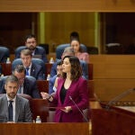 Ayuso se enfrenta en la Asamblea al control de la oposición por el presunto fraude fiscal de su pareja