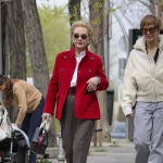 Carolina Herrera con chaqueta roja por Madrid.