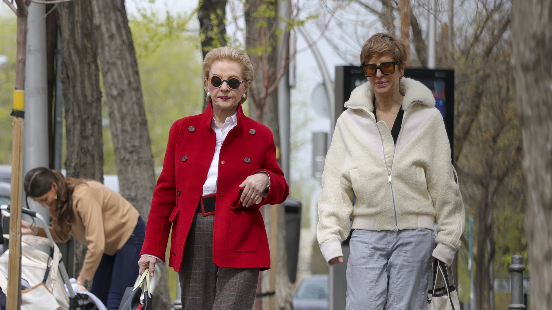 Carolina Herrera con chaqueta roja por Madrid.