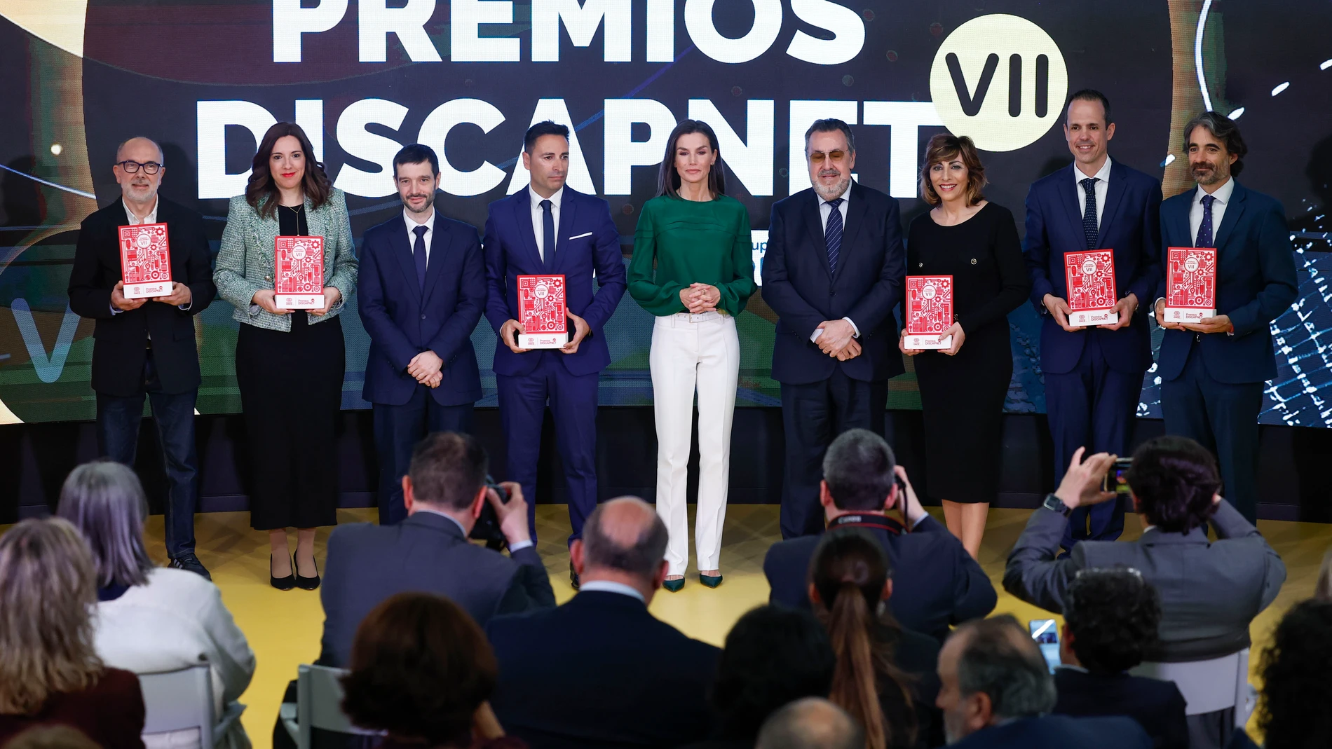 MADRID, 21/03/2024.- La reina Letizia, acompañada por el ministro de Derechos Sociales, Consumo y Agenda 2030, Pablo Bustinduy (3i), y por el presidente de la ONCE, MIguel Carballeda (4d), posa junto a los galardonados durante la ceremonia de entrega de la VII edición de los premios Discapnet a las tecnologías accesibles este jueves en la sede de la Fundación Once en Madrid . EFE/ Chema Moya