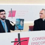 José María Albalad, ayer, con el director de Comunicación de los obispos, Josetxo Vera