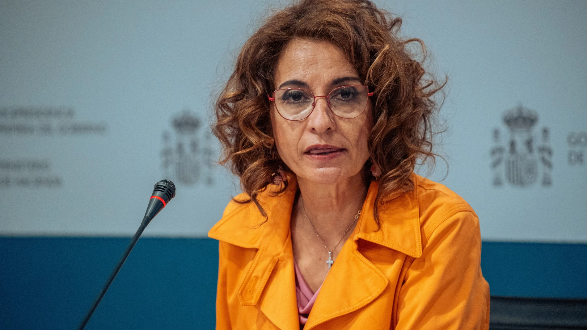La vicepresidenta primera del Gobierno y ministra de Hacienda, María Jesús Montero, durante una rueda de prensa para presentar el avance del cierre de la ejecución presupuestaria del conjunto de las Administraciones Públicas del ejercicio 2023, en el Ministerio de Hacienda, a 21 de marzo de 2024, en Madrid (España). La ministra ha explicado que el déficit del conjunto de las administraciones públicas (AAPP) cerró 2023 en el 3,66% del PIB, por debajo del dato de 2022 (4,7%), y se situó en 53.5...