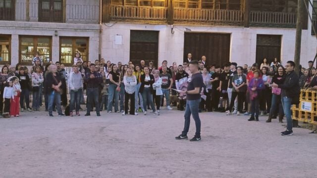 Jony, el padre del menor agredido hace un mes, toma la palabra en la concentración 