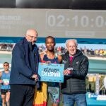 El presidente de Mercadona, Juan Roig, junto al maratoniano que batió el récor de España en el Maratón de Valencia y Paco Borao, presidente de Correcaminos