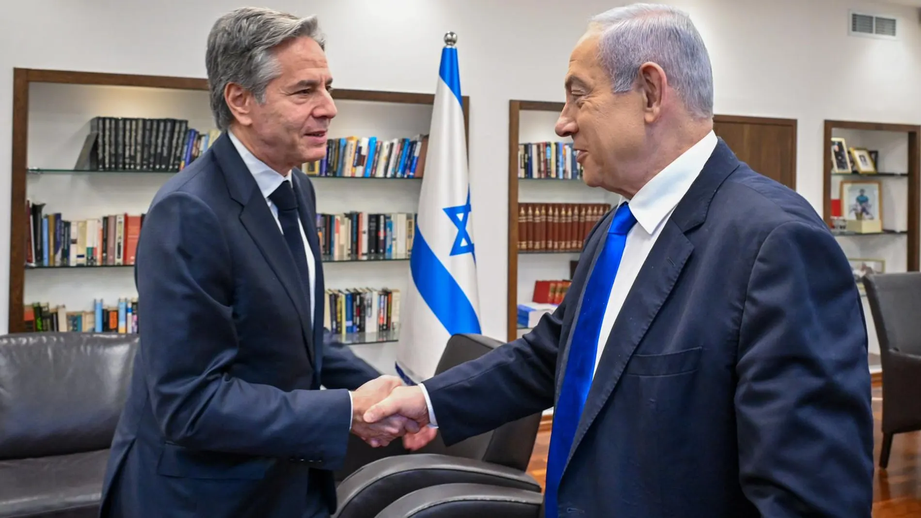 TEL AVIV, Jan. 9, 2024 -- Israeli Prime Minister Benjamin Netanyahu (R) meets with U.S. Secretary of State Antony Blinken in Tel Aviv, Israel, on Jan. 9, 2024. United States Secretary of State Antony Blinken discussed in Tel Aviv on Tuesday with Israeli officials the ongoing Israel-Hamas conflict and urged the Israeli side to protect civilians in Gaza. (Foto de ARCHIVO) 09/01/2024