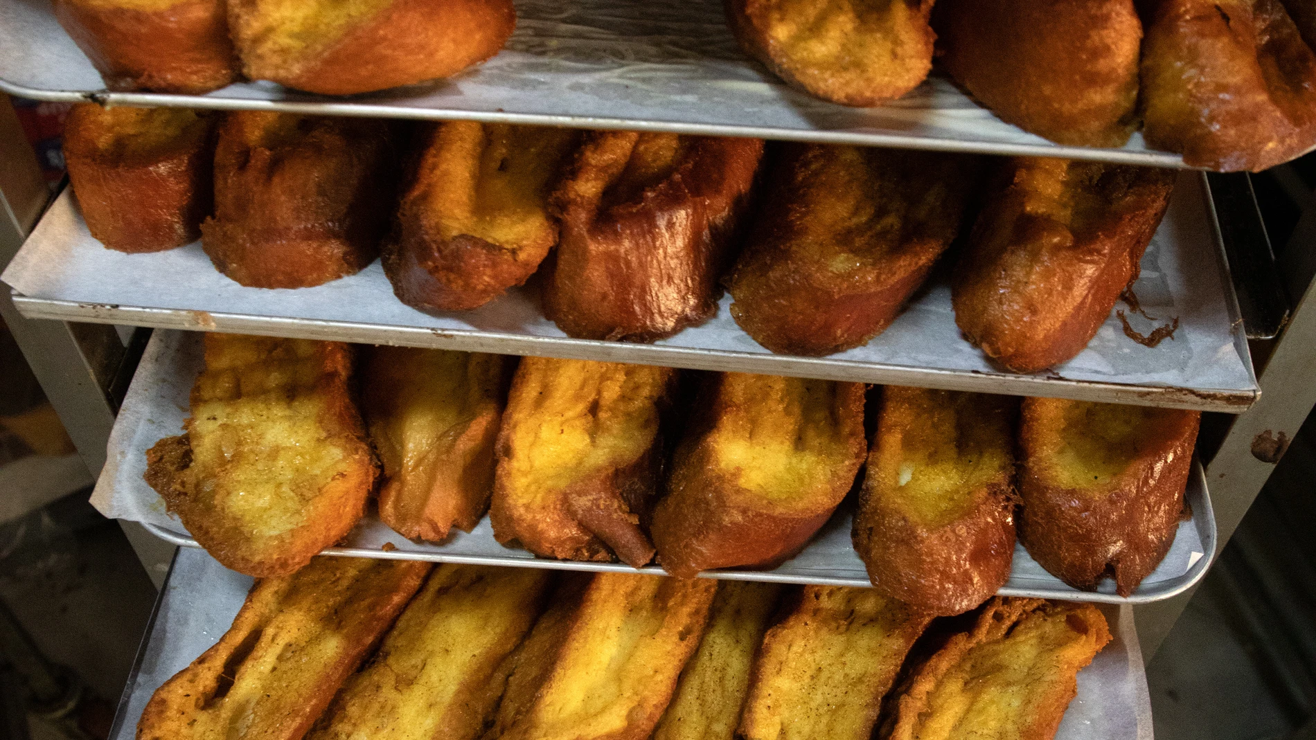 Torrijas en la pastelería ‘Paco Pastel’, a 22 de marzo de 2024, en San Lorenzo de El Escorial, Madrid (España). El obrador ‘Paco Pastel’ consiguió en 2021 el título a mejor torrija de la Comunidad de Madrid, entregado por la Asociación de Empresarios Artesanos de Pastelería y Panadería de la Comunidad de Madrid. Las torrijas, dulce típico de Cuaresma y Semana Santa, se preparan con rebanadas de pan empapadas en leche o vino y que, tras ser rebozadas en huevo, se fríen en una sartén con aceite...
