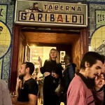 Carla de La Lá en la Taberna Garibaldi, en Lavapiés.