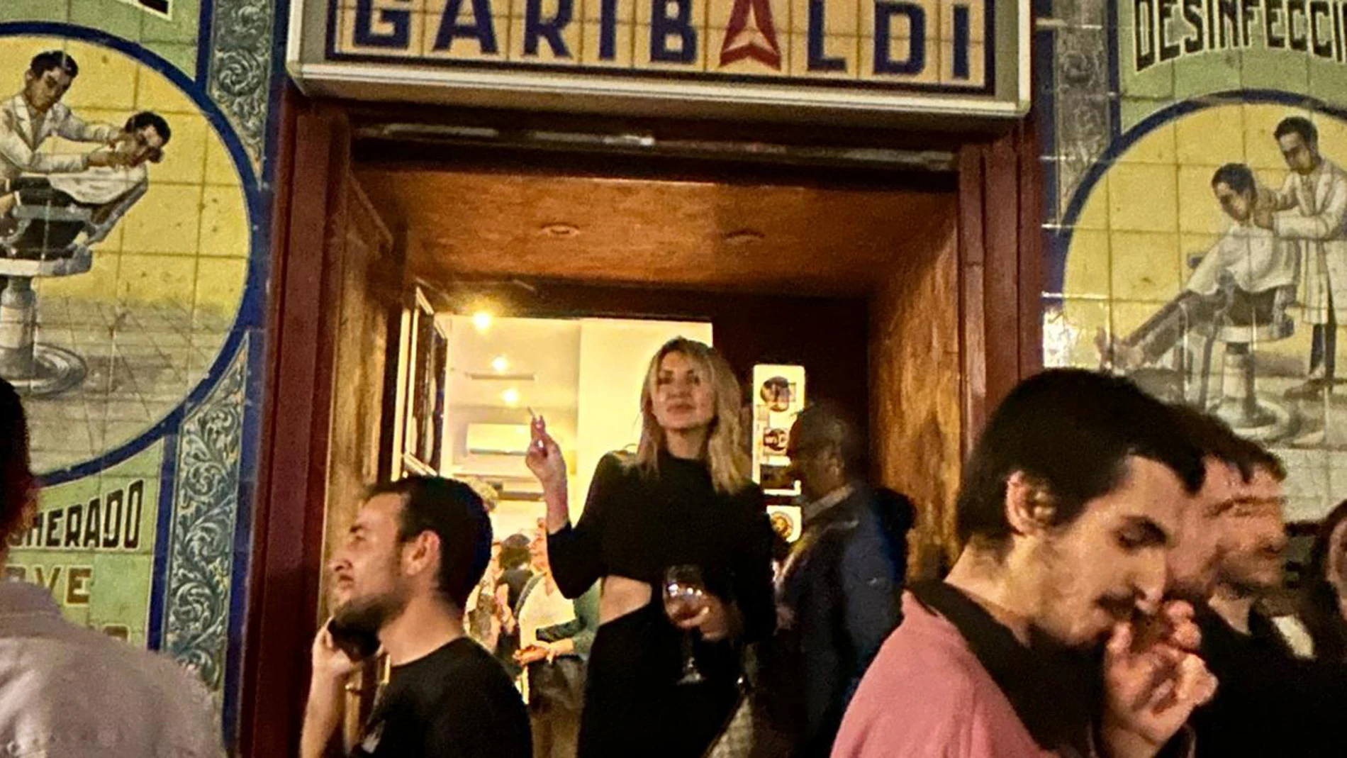 Carla de La Lá en la Taberna Garibaldi, en Lavapiés.