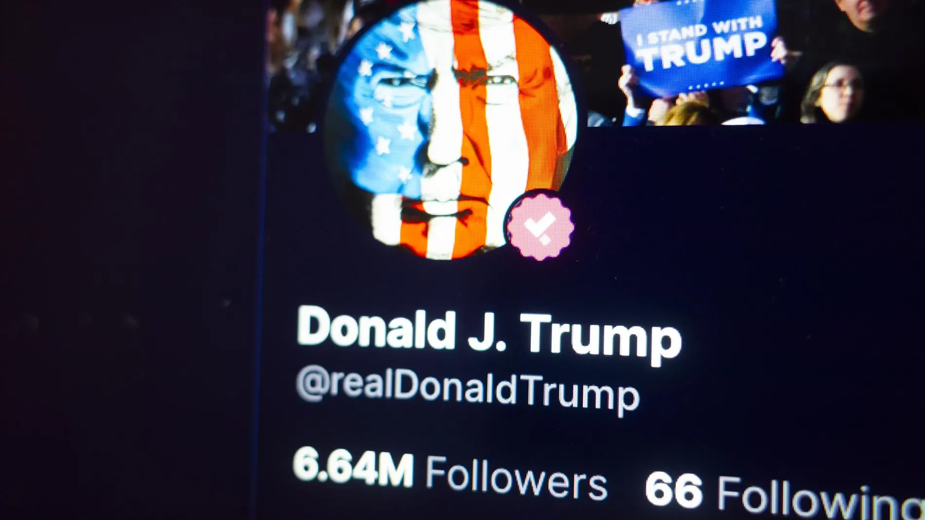 Los accionistas aprueban la fusión de la empresa de comunicación de Trump y su posible salida a bolsa