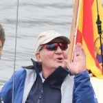 El Rey Juan Carlos durante el embarque en el puerto deportivo, a 17 de marzo de 2024, en Sanxenxo (Epaña).